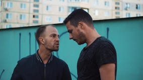 Ένας γκάγκστερ έχει επιτεθεί σε έναν νέο τύπο στο γκέτο απόθεμα βίντεο Ένας γκάγκστερ έχει επιτεθεί σε έναν νέο τύπο στο γκέτο απόθεμα βίντεο