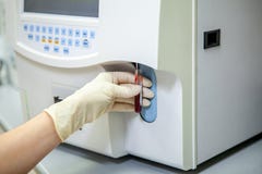 Ένας εργαστηριακός ειδικός κρατά έναν σωλήνα δοκιμής του αίματος κατά τη διάρκεια της συλλογής μιας ειδικής συσκευής για την ανάλ στοκ φωτογραφίες Ένας εργαστηριακός ειδικός κρατά έναν σωλήνα δοκιμής του αίματος κατά τη διάρκεια της συλλογής μιας ειδικής συσκευής για την ανάλ στοκ φωτογραφίες