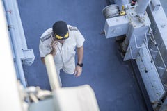 Ένας θαλάσσιος ανώτερος υπάλληλος σε ομοιόμορφο και ένα καπέλο που περπατά κατά μήκος της γέφυρας ενός θωρηκτού του 2009 ο αμερικ στοκ εικόνα με δικαίωμα ελεύθερης χρήσης Ένας θαλάσσιος ανώτερος υπάλληλος σε ομοιόμορφο και ένα καπέλο που περπατά κατά μήκος της γέφυρας ενός θωρηκτού του 2009 ο αμερικ στοκ εικόνα με δικαίωμα ελεύθερης χρήσης