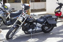 Ένας Ιάπωνας κατέστησε τον κύκλο μηχανών Yamaha Dragstar σταθμευμένο σε έναν υπαίθριο σταθμό αυτοκινήτων υπεραγορών σε Albuferia στοκ εικόνες Ένας Ιάπωνας κατέστησε τον κύκλο μηχανών Yamaha Dragstar σταθμευμένο σε έναν υπαίθριο σταθμό αυτοκινήτων υπεραγορών σε Albuferia στοκ εικόνες
