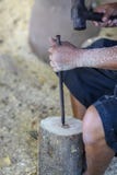Ένας μικρός ξύλινος τυμπανιστής drumA χρησιμοποιεί ένα σφυρί για να ακονίσει το ξύλο για να καθοδηγήσει το τύμπανο στοκ φωτογραφία με δικαίωμα ελεύθερης χρήσης Ένας μικρός ξύλινος τυμπανιστής drumA χρησιμοποιεί ένα σφυρί για να ακονίσει το ξύλο για να καθοδηγήσει το τύμπανο στοκ φωτογραφία με δικαίωμα ελεύθερης χρήσης