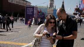 Ένας νέος τύπος παρουσιάζει ένα νέο κορίτσι πώς να μπεί στη σωστή θέση κοντά στην κόκκινη πλατεία απόθεμα βίντεο Ένας νέος τύπος παρουσιάζει ένα νέο κορίτσι πώς να μπεί στη σωστή θέση κοντά στην κόκκινη πλατεία απόθεμα βίντεο