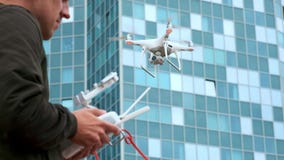 Ένας νεαρός άνδρας ένα άτομο ελέγχει ένα quadrocopter με έναν σύγχρονο πίνακα ελέγχου και μια συσκευή αποστολής σημάτων RC Πέταγμ απόθεμα βίντεο Ένας νεαρός άνδρας ένα άτομο ελέγχει ένα quadrocopter με έναν σύγχρονο πίνακα ελέγχου και μια συσκευή αποστολής σημάτων RC Πέταγμ απόθεμα βίντεο