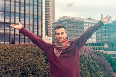Ένας νεαρός άνδρας που αυξάνει τα όπλα του, ανοικτοί φοίνικες στο σύγχρονο κέντρο πόλεων - ευτυχές, τις έννοιες επιτυχίας και επι στοκ φωτογραφία Ένας νεαρός άνδρας που αυξάνει τα όπλα του, ανοικτοί φοίνικες στο σύγχρονο κέντρο πόλεων - ευτυχές, τις έννοιες επιτυχίας και επι στοκ φωτογραφία