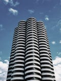 Ένας ουρανοξύστης σε Katowice πυροβόλησε από το έδαφος σε ένα ουρανός-μπλε υπόβαθρο στοκ εικόνα με δικαίωμα ελεύθερης χρήσης Ένας ουρανοξύστης σε Katowice πυροβόλησε από το έδαφος σε ένα ουρανός-μπλε υπόβαθρο στοκ εικόνα με δικαίωμα ελεύθερης χρήσης
