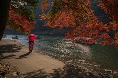 Ένας περίπατος κατά μήκος του ποταμού Arashiyama στο Κιότο, Ιαπωνία στοκ εικόνες Ένας περίπατος κατά μήκος του ποταμού Arashiyama στο Κιότο, Ιαπωνία στοκ εικόνες