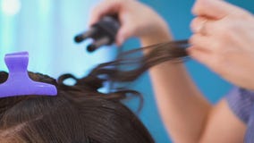 Ένας στιλίστας τρίχας που κάνει τη σγουρή τρίχα σε μια νύφη απόθεμα βίντεο Ένας στιλίστας τρίχας που κάνει τη σγουρή τρίχα σε μια νύφη απόθεμα βίντεο