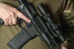 Ένας στρατιώτης που κρατά ένα τουφέκι με μια τηλεσκοπική θέα στοκ εικόνα Ένας στρατιώτης που κρατά ένα τουφέκι με μια τηλεσκοπική θέα στοκ εικόνα