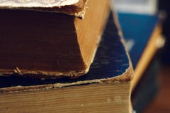 Ένας σωρός των παλαιών βιβλίων με τις σχισμένες καλύψεις στοκ εικόνες Ένας σωρός των παλαιών βιβλίων με τις σχισμένες καλύψεις στοκ εικόνες
