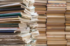 Ένας σωρός των σημειωματάριων παλιών σχολείων και ένας σωρός των εγχειριδίων ή των βιβλίων στοκ φωτογραφίες με δικαίωμα ελεύθερης χρήσης Ένας σωρός των σημειωματάριων παλιών σχολείων και ένας σωρός των εγχειριδίων ή των βιβλίων στοκ φωτογραφίες με δικαίωμα ελεύθερης χρήσης
