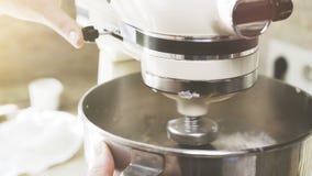 Ένας σύγχρονος αναμίκτης πλαστικού και μετάλλων κτυπά την κρέμα στοκ φωτογραφίες Ένας σύγχρονος αναμίκτης πλαστικού και μετάλλων κτυπά την κρέμα στοκ φωτογραφίες