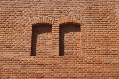 Ένας τούβλινος τοίχος, δύο bricked-επάνω παράθυρα στοκ εικόνες Ένας τούβλινος τοίχος, δύο bricked-επάνω παράθυρα στοκ εικόνες