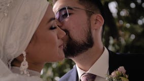 Ένας τύπος με τα γυαλιά και μια γενειάδα φιλά ήπια τη φίλη του στο μάγουλο Ένα πολύ όμορφο νέο ζεύγος φιλμ μικρού μήκους Ένας τύπος με τα γυαλιά και μια γενειάδα φιλά ήπια τη φίλη του στο μάγουλο Ένα πολύ όμορφο νέο ζεύγος φιλμ μικρού μήκους