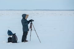Ένας φωτογράφος και ένα videographer που αφαιρούν την έκθεση σχετικά με τη Λένα River στο Γιακουτία, Δημοκρατία Sakha στοκ φωτογραφία Ένας φωτογράφος και ένα videographer που αφαιρούν την έκθεση σχετικά με τη Λένα River στο Γιακουτία, Δημοκρατία Sakha στοκ φωτογραφία