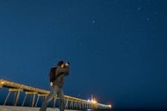 Ένας φωτογράφος φωτογραφίζει το νυχτερινό ουρανό στοκ φωτογραφία με δικαίωμα ελεύθερης χρήσης Ένας φωτογράφος φωτογραφίζει το νυχτερινό ουρανό στοκ φωτογραφία με δικαίωμα ελεύθερης χρήσης