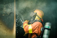 Ένας ψεκασμός νερού πυροσβεστών από υψηλό ακροφύσιο στο surrou πυρκαγιάς στοκ φωτογραφία Ένας ψεκασμός νερού πυροσβεστών από υψηλό ακροφύσιο στο surrou πυρκαγιάς στοκ φωτογραφία