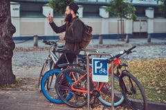 Ένας όμορφος ταξιδιώτης hipster με μια μοντέρνη γενειάδα και δερματοστιξία στο χ στοκ εικόνα με δικαίωμα ελεύθερης χρήσης Ένας όμορφος ταξιδιώτης hipster με μια μοντέρνη γενειάδα και δερματοστιξία στο χ στοκ εικόνα με δικαίωμα ελεύθερης χρήσης