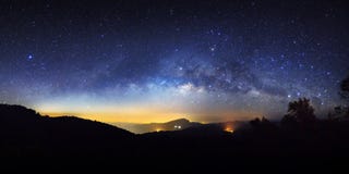 Έναστρος νυχτερινός ουρανός πανοράματος και γαλακτώδης γαλαξίας τρόπων με τα αστέρια και τη SP στοκ εικόνα Έναστρος νυχτερινός ουρανός πανοράματος και γαλακτώδης γαλαξίας τρόπων με τα αστέρια και τη SP στοκ εικόνα