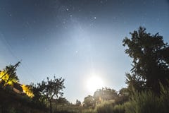 Έναστρος ουρανός το θερινό βράδυ πέρα από το χωριό στοκ εικόνες με δικαίωμα ελεύθερης χρήσης Έναστρος ουρανός το θερινό βράδυ πέρα από το χωριό στοκ εικόνες με δικαίωμα ελεύθερης χρήσης