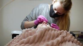 έννοια 4K Makeup Ο κύριος της επέκτασης eyelash στα ρόδινα γάντια μακραίνει eyelashes τον πελάτη απόθεμα βίντεο έννοια 4K Makeup Ο κύριος της επέκτασης eyelash στα ρόδινα γάντια μακραίνει eyelashes τον πελάτη απόθεμα βίντεο