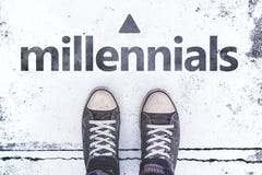 Έννοια Millennials με το ζευγάρι των πάνινων παπουτσιών στο πεζοδρόμιο Στοκ Φωτογραφίες Έννοια Millennials με το ζευγάρι των πάνινων παπουτσιών στο πεζοδρόμιο Στοκ Φωτογραφίες