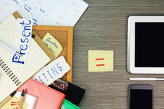 Έννοια αποθήκευσης αρχείων Τα αρχεία και ο φάκελλος εγγράφων εγγράφου συγκρίνουν με την τεχνολογία πληροφοριών στοιχείων στοκ εικόνες Έννοια αποθήκευσης αρχείων Τα αρχεία και ο φάκελλος εγγράφων εγγράφου συγκρίνουν με την τεχνολογία πληροφοριών στοιχείων στοκ εικόνες