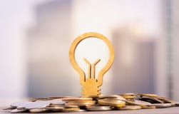 Η λάμπα φωτός και ο σωρός των νομισμάτων στην έννοια της αποταμίευσης και της ανάπτυξης ή της ενέργειας χρημάτων σώζουν στοκ εικόνες με δικαίωμα ελεύθερης χρήσης Η λάμπα φωτός και ο σωρός των νομισμάτων στην έννοια της αποταμίευσης και της ανάπτυξης ή της ενέργειας χρημάτων σώζουν στοκ εικόνες με δικαίωμα ελεύθερης χρήσης