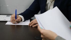 Έννοια ζωής γραφείων Κλείστε επάνω των χεριών υπογράφοντας τα έγγραφα Πυροβοληθείς 4k φιλμ μικρού μήκους Έννοια ζωής γραφείων Κλείστε επάνω των χεριών υπογράφοντας τα έγγραφα Πυροβοληθείς 4k φιλμ μικρού μήκους