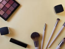 Έννοια καλλυντική τοπ άποψη σωλήνων και εμπορευματοκιβωτίων κρέμας σχετικά με το ρόδινο υπόβαθρο Κραγιόν, βούρτσα, παλέτα στοκ εικόνες με δικαίωμα ελεύθερης χρήσης Έννοια καλλυντική τοπ άποψη σωλήνων και εμπορευματοκιβωτίων κρέμας σχετικά με το ρόδινο υπόβαθρο Κραγιόν, βούρτσα, παλέτα στοκ εικόνες με δικαίωμα ελεύθερης χρήσης