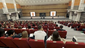 Έννοια κατάρτισης γραφείων συνεδρίασης των διασκέψεων σεμιναρίου επιχειρηματιών Πρόσωπο στο φόρουμ για να λύσει τα οικονομικά ζητ φιλμ μικρού μήκους Έννοια κατάρτισης γραφείων συνεδρίασης των διασκέψεων σεμιναρίου επιχειρηματιών Πρόσωπο στο φόρουμ για να λύσει τα οικονομικά ζητ φιλμ μικρού μήκους