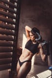 Έννοια κατάρτισης δύναμης ικανότητας workout - μυϊκό προκλητικό αθλητικό κορίτσι bodybuilder που κάνει τις ασκήσεις στη γυμναστικ στοκ εικόνες Έννοια κατάρτισης δύναμης ικανότητας workout - μυϊκό προκλητικό αθλητικό κορίτσι bodybuilder που κάνει τις ασκήσεις στη γυμναστικ στοκ εικόνες