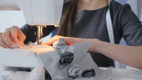 Έννοια μικρών επιχειρήσεων και χόμπι Νέα ενδύματα σχεδιαστών γυναικών που λειτουργούν σε μια ράβοντας μηχανή στο στούντιό της απόθεμα βίντεο Έννοια μικρών επιχειρήσεων και χόμπι Νέα ενδύματα σχεδιαστών γυναικών που λειτουργούν σε μια ράβοντας μηχανή στο στούντιό της απόθεμα βίντεο