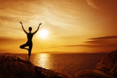 Έννοια περισυλλογής γιόγκας, σκιαγραφία Meditating γυναικών στη φύση Έννοια περισυλλογής γιόγκας, σκιαγραφία Meditating γυναικών στη φύση