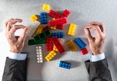 Έννοια της αναδιοργάνωσης με τα χέρια επιχειρηματιών zen που απασχολούν την ακατάστατη ομάδα στοκ φωτογραφία Έννοια της αναδιοργάνωσης με τα χέρια επιχειρηματιών zen που απασχολούν την ακατάστατη ομάδα στοκ φωτογραφία