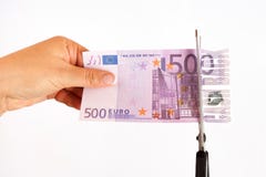 Έννοια της πλάτης μετρητών Το ψαλίδι έκοψε το τραπεζογραμμάτιο πλάτη μετρητών επιγραφής 500 ευρώ στοκ εικόνα με δικαίωμα ελεύθερης χρήσης Έννοια της πλάτης μετρητών Το ψαλίδι έκοψε το τραπεζογραμμάτιο πλάτη μετρητών επιγραφής 500 ευρώ στοκ εικόνα με δικαίωμα ελεύθερης χρήσης