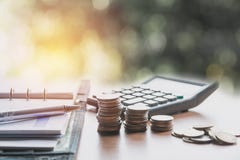 Έννοια χρημάτων αποταμίευσης και ανάπτυξη σωρών νομισμάτων χρημάτων για την επιχείρηση Στοκ εικόνες με δικαίωμα ελεύθερης χρήσης Έννοια χρημάτων αποταμίευσης και ανάπτυξη σωρών νομισμάτων χρημάτων για την επιχείρηση Στοκ εικόνες με δικαίωμα ελεύθερης χρήσης