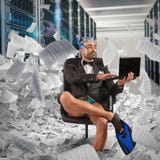 Έννοια ψηφιακής αναλογικής μεταλλαγής από το έγγραφο σε ψηφιακό Ο επιχειρηματίας φορτώνει τα έγγραφα σε μια βάση δεδομένων στοκ εικόνα με δικαίωμα ελεύθερης χρήσης Έννοια ψηφιακής αναλογικής μεταλλαγής από το έγγραφο σε ψηφιακό Ο επιχειρηματίας φορτώνει τα έγγραφα σε μια βάση δεδομένων στοκ εικόνα με δικαίωμα ελεύθερης χρήσης