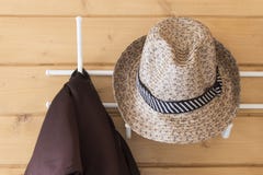 Ένωση σακακιών και καπέλων στην κρεμάστρα στο διάδρομο στοκ εικόνα με δικαίωμα ελεύθερης χρήσης Ένωση σακακιών και καπέλων στην κρεμάστρα στο διάδρομο στοκ εικόνα με δικαίωμα ελεύθερης χρήσης
