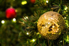 Ένωση Χριστουγέννων σφαιρών Disco στο χριστουγεννιάτικο δέντρο στοκ φωτογραφία με δικαίωμα ελεύθερης χρήσης Ένωση Χριστουγέννων σφαιρών Disco στο χριστουγεννιάτικο δέντρο στοκ φωτογραφία με δικαίωμα ελεύθερης χρήσης