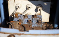 Έξι μεγάλα μπουλόνια και τρεις τρύπες για τα σκοινιά στοκ εικόνες με δικαίωμα ελεύθερης χρήσης Έξι μεγάλα μπουλόνια και τρεις τρύπες για τα σκοινιά στοκ εικόνες με δικαίωμα ελεύθερης χρήσης