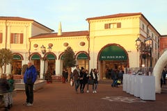 Έξοδος σχεδιαστών McArthurGlen Noventa Di Piave κοντά στη Βενετία, αυτό στοκ εικόνες Έξοδος σχεδιαστών McArthurGlen Noventa Di Piave κοντά στη Βενετία, αυτό στοκ εικόνες