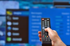Έξυπνα TV και χέρι στοκ φωτογραφία με δικαίωμα ελεύθερης χρήσης Έξυπνα TV και χέρι στοκ φωτογραφία με δικαίωμα ελεύθερης χρήσης