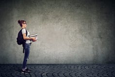 Έξυπνη γυναίκα, που φορά τα γυαλιά, που κρατούν το σωρό των βιβλίων στοκ φωτογραφία με δικαίωμα ελεύθερης χρήσης Έξυπνη γυναίκα, που φορά τα γυαλιά, που κρατούν το σωρό των βιβλίων στοκ φωτογραφία με δικαίωμα ελεύθερης χρήσης