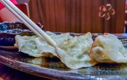 Έτοιμος για τον εύγευστο Ιαπωνικό gyoza, πρόχειρο φαγητό μπουλεττών με το s στοκ φωτογραφίες με δικαίωμα ελεύθερης χρήσης Έτοιμος για τον εύγευστο Ιαπωνικό gyoza, πρόχειρο φαγητό μπουλεττών με το s στοκ φωτογραφίες με δικαίωμα ελεύθερης χρήσης