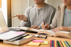 Έφηβος που μελετά στο γραφείο και που κάνει homeworks και που χρησιμοποιεί το lap-top στοκ φωτογραφίες Έφηβος που μελετά στο γραφείο και που κάνει homeworks και που χρησιμοποιεί το lap-top στοκ φωτογραφίες