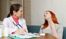 Έφηβος που παραπονιέται στο γιατρό για τα συμπτώματα στοκ εικόνα με δικαίωμα ελεύθερης χρήσης Έφηβος που παραπονιέται στο γιατρό για τα συμπτώματα στοκ εικόνα με δικαίωμα ελεύθερης χρήσης