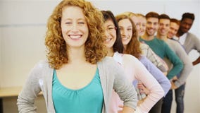 Έφηβος που στέκεται σε μια σειρά απόθεμα βίντεο Έφηβος που στέκεται σε μια σειρά απόθεμα βίντεο