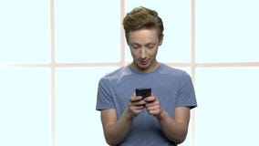 Έφηβος που χρησιμοποιεί το smartphone απόθεμα βίντεο Έφηβος που χρησιμοποιεί το smartphone απόθεμα βίντεο
