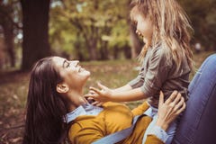 Έχετε το παιχνίδι με Mom κλείστε επάνω Στοκ Εικόνες Έχετε το παιχνίδι με Mom κλείστε επάνω Στοκ Εικόνες