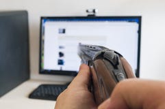 Έχθρα του υπολογιστή και των σύγχρονων τεχνολογιών και ένα κυνηγώντας ή αθλητικό κλασικό smoothbore πυροβόλο όπλο στοκ φωτογραφίες με δικαίωμα ελεύθερης χρήσης Έχθρα του υπολογιστή και των σύγχρονων τεχνολογιών και ένα κυνηγώντας ή αθλητικό κλασικό smoothbore πυροβόλο όπλο στοκ φωτογραφίες με δικαίωμα ελεύθερης χρήσης